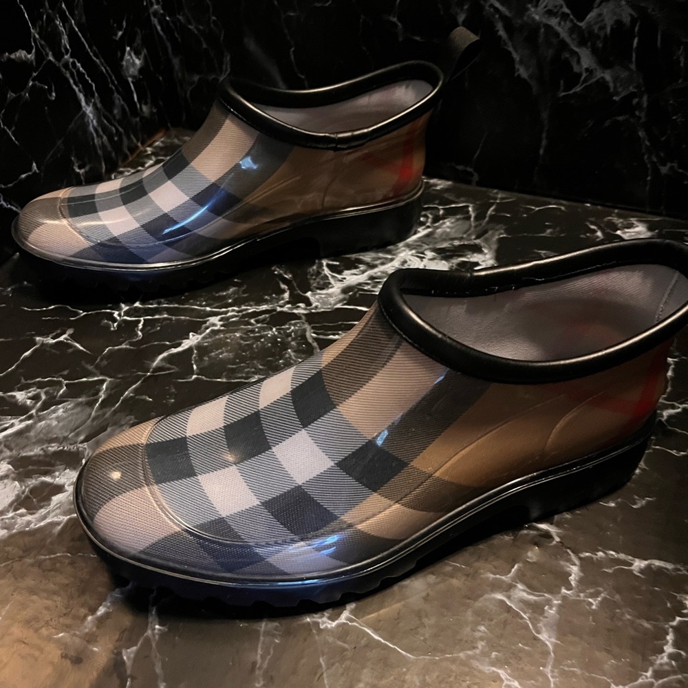 Burberry rain boots size 9.5